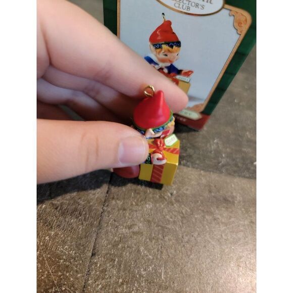 Hallmark 2001 ready for delivery ornament xmas Decor elf - Picture 5 of 5